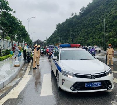 Công an tỉnh Nghệ An hỗ trợ, dẫn đường cho đoàn người từ các tỉnh phía Nam về quê tránh dịch bằng xe máy