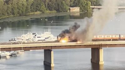 Tàu hỏa cháy giữa cầu, nữ hành khách nhảy xuống sông thoát thân