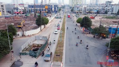 Cận cảnh những lô cốt án ngữ cả một tuyến phố ở Hà Nội