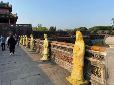 Thu hồi những bức tượng 'lạ' đặt trước Ngọ Môn Huế