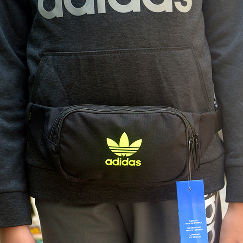 00106001 Túi đeo chéo mini Adidas màu đen logo xanh lá 1