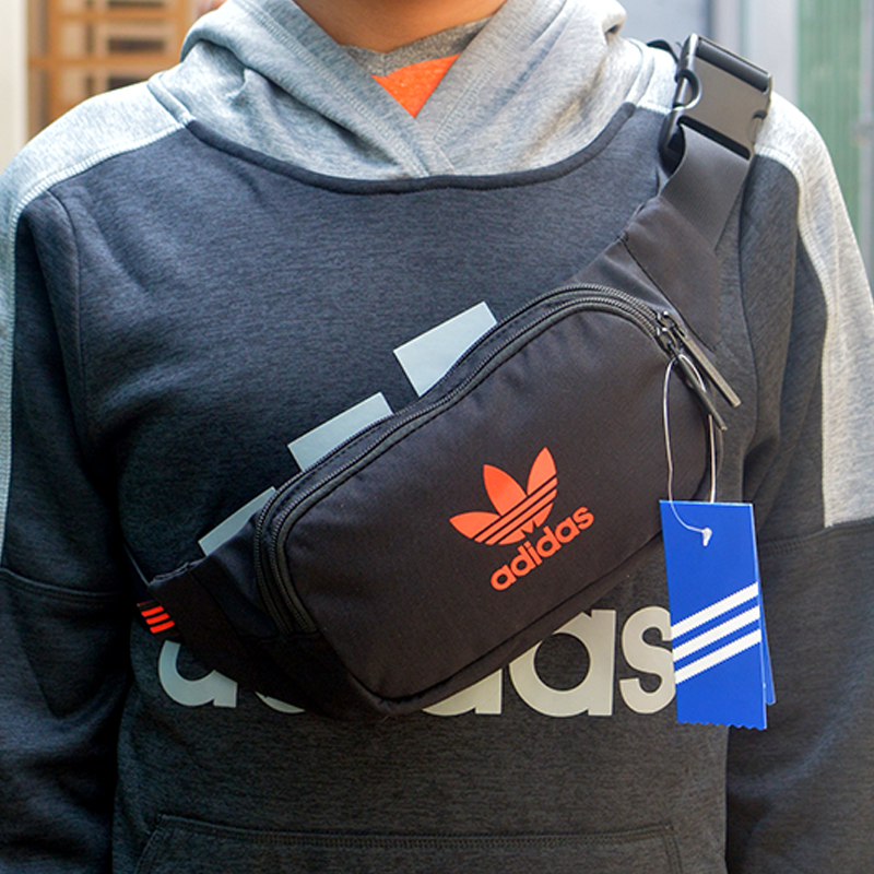 Túi đeo chéo bao tử Adidas màu đen logo đỏ