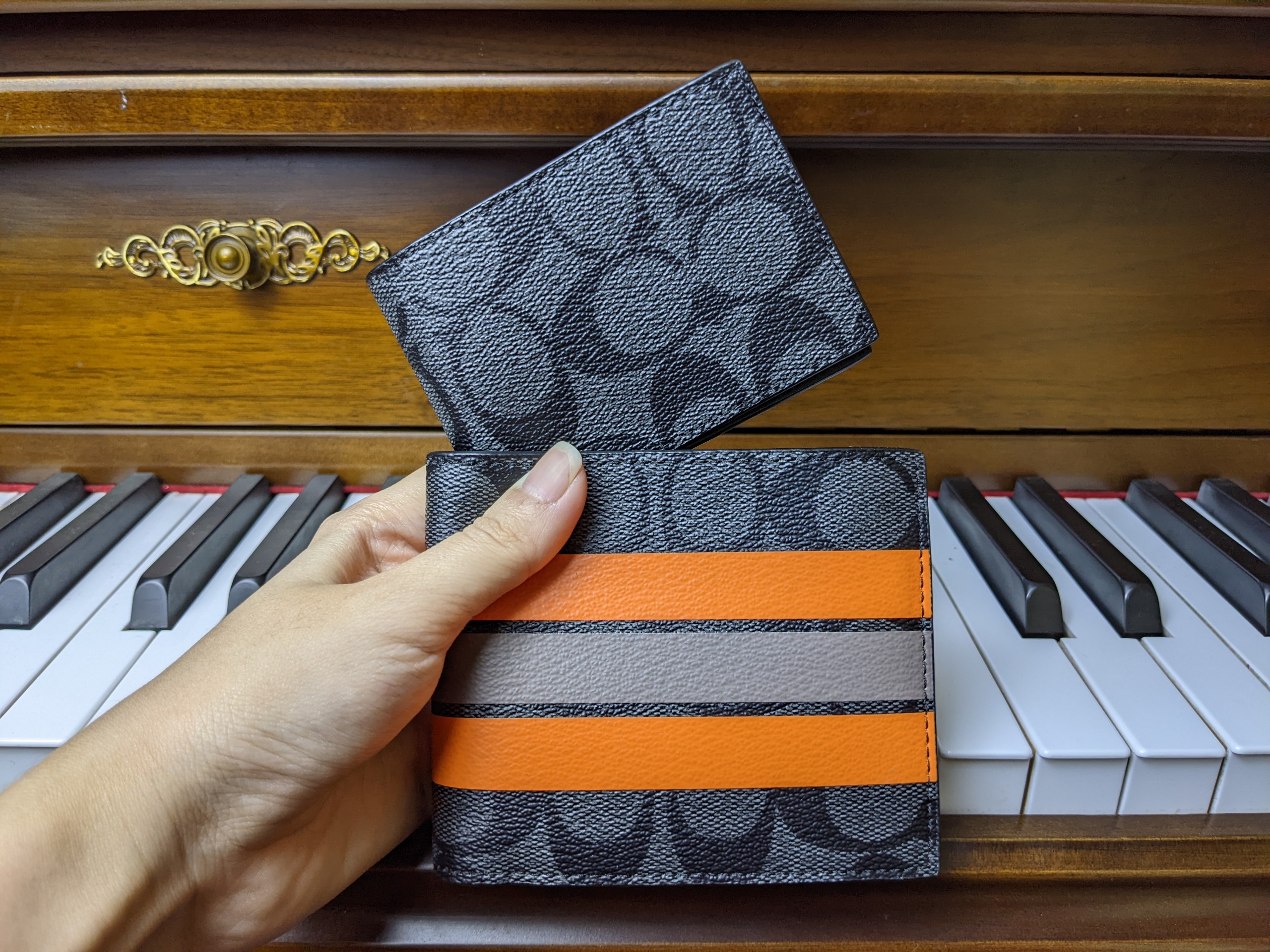 Ví COACH CHARCOALS AND ORANGE VARSITY SIGNATURE ID WALLET - F75426