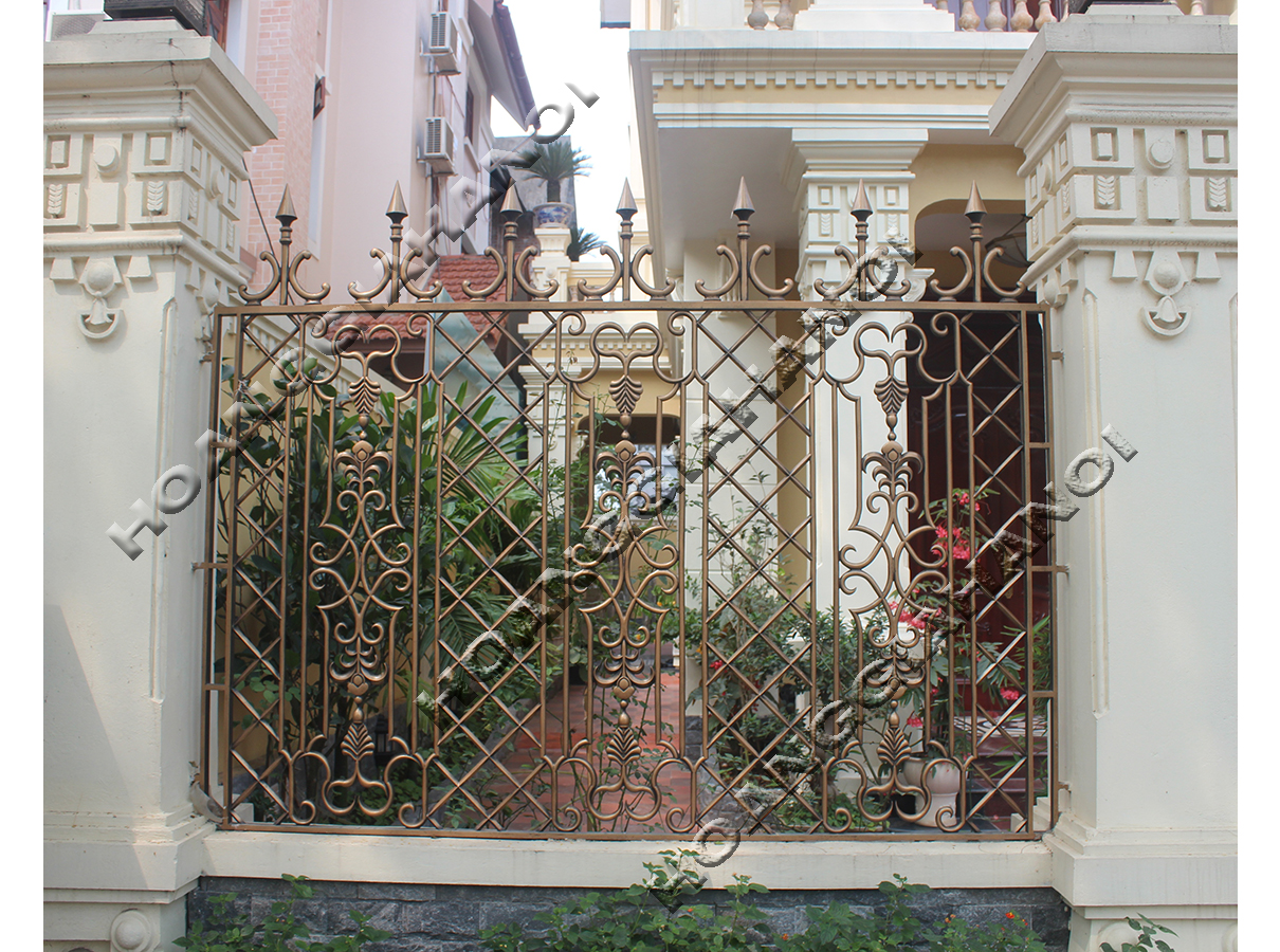 ​Hàng rào từ đồng phù hợp với những thiết kế biệt thự, những ngôi nhà sang trọng