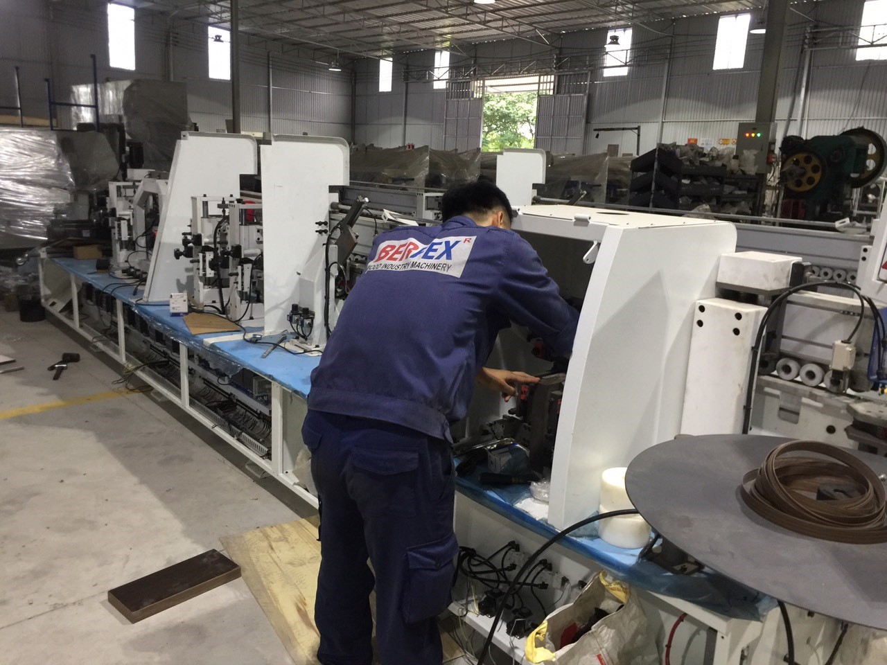 Quy trình lắp ráp máy nghiêm ngặt tại nhà máy chế biến gỗ Berfex