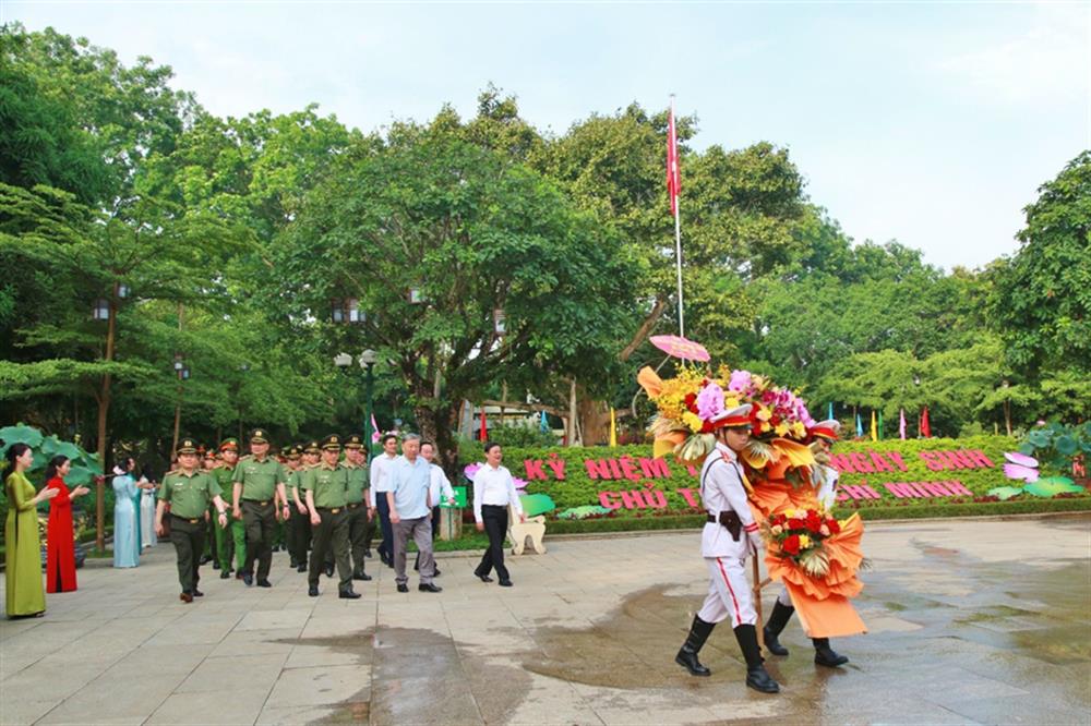 Đoàn đại biểu Đảng ủy Công an Trung ương, Bộ Công an dâng hương tưởng niệm Chủ tịch Hồ Chí Minh