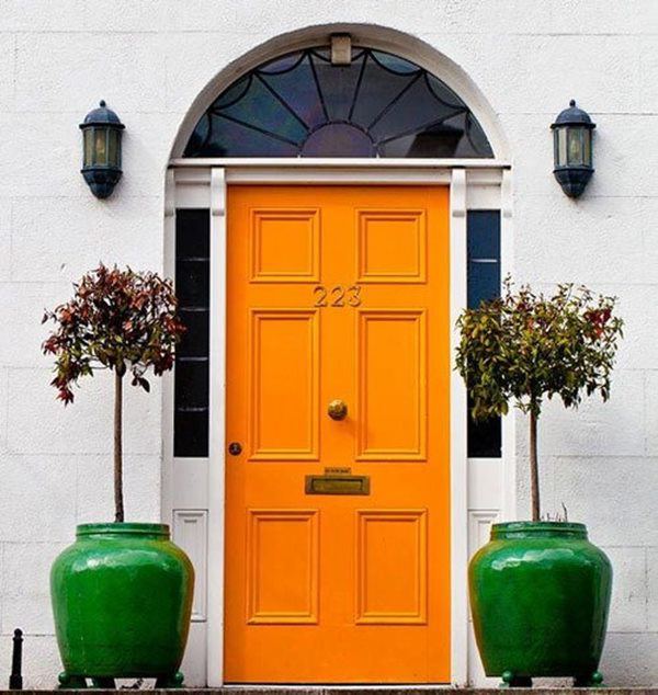 Tuyệt đối không nên sơn cửa chính nhà với những màu phá phong thủy