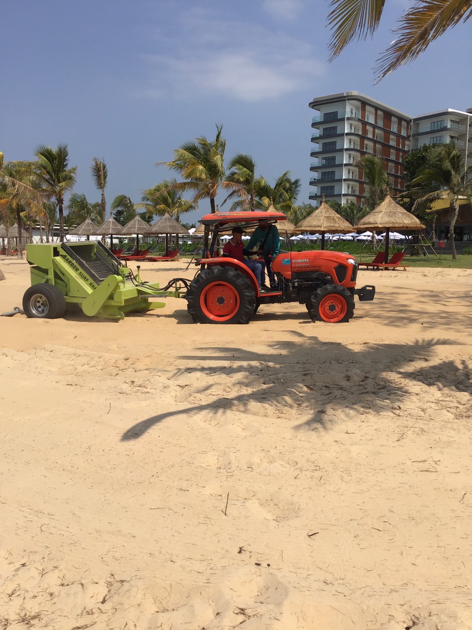 Bàn giao máy làm sạch bãi biển Movenpick Phú Quốc
