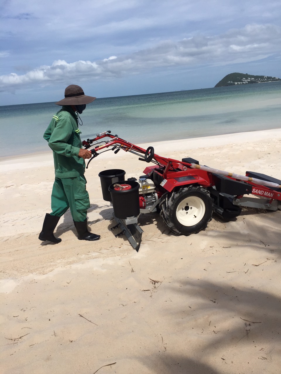 Bàn giao máy làm sạch bãi biển dự án Sungroup Phú Quốc