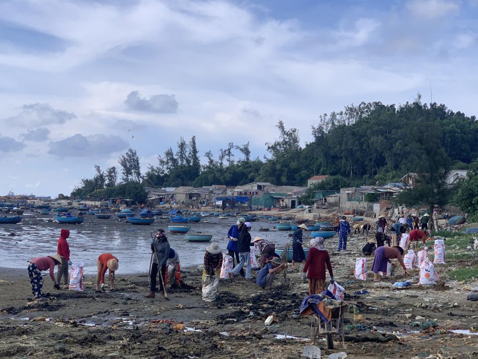 Quảng Ngãi: Hơn 500 người “đại chiến” rác thải ở bờ biển