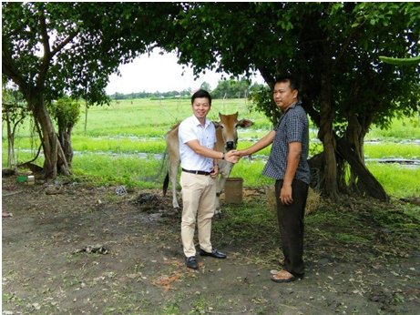 Tổng công ty Thăng Long - CTCP trao tặng bò giống sinh sản cho 02 hộ dân có hoàn cảnh khó khăn
