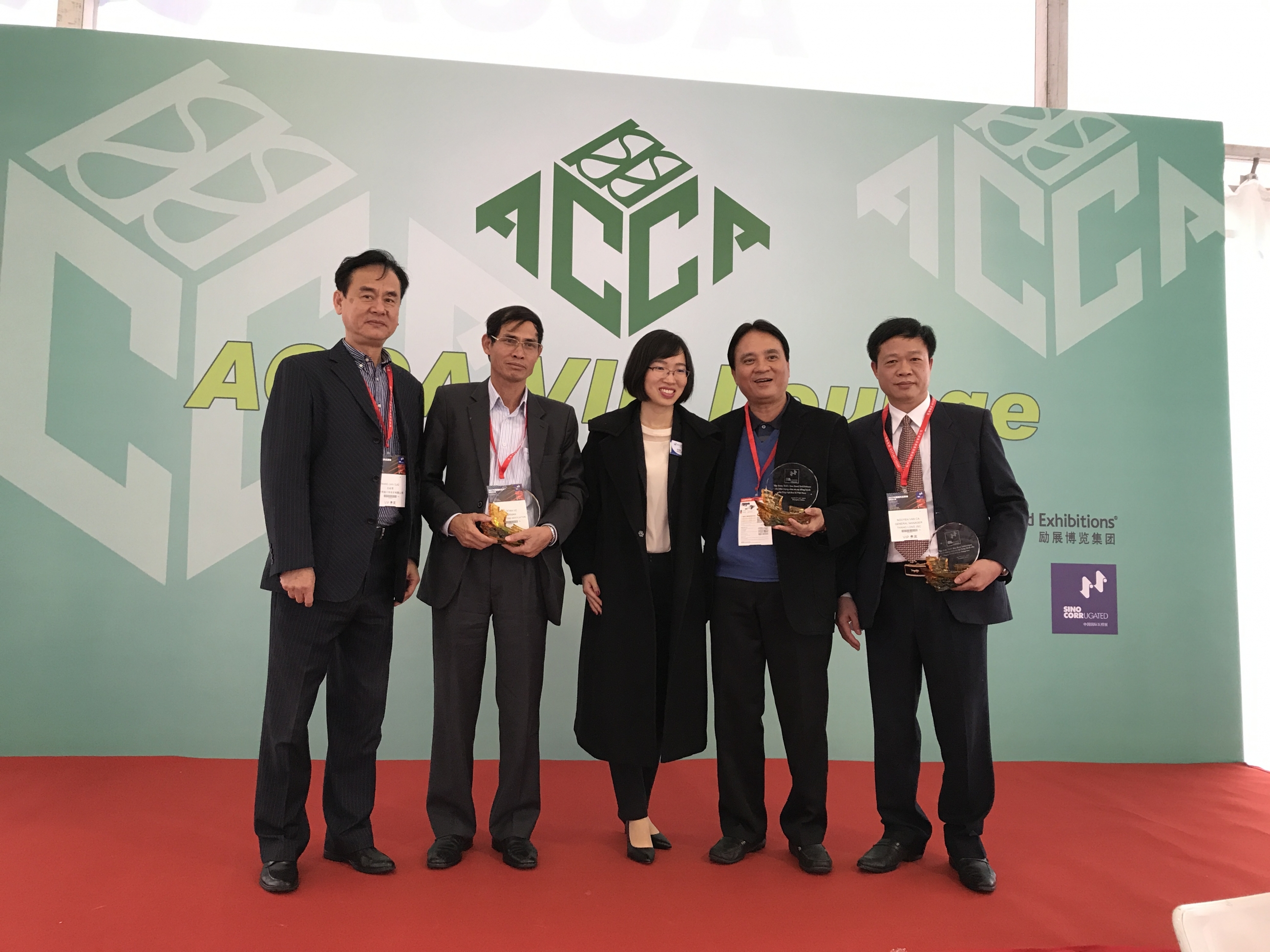 Nhận cúp doanh nghiệp có nhiều thành tích trong hợp tác Trung Việt tại Shanghai tháng 04 năm 2017