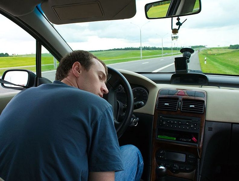 10 cách giúp bạn chống lại những cơn buồn ngủ khi lái xe đường dài.