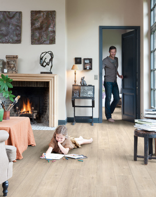 Kết hợp sàn gỗ và nội thất làm rộng căn hộ chung cư 50 m2 - 1