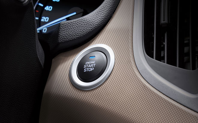 Không thua kém các đàn anh, Hyundai cũng trang bị cho Creta chìa khoá thông minh và nút bấm khởi động. Ghế lái điều chỉnh điện 8 hướng và vô-lăng điều chỉnh 4 hướng tích hợp các nút điều khiển thông số cài đặt hệ thống, nghe nhạc và đàm thoại rảnh tay. Hệ thống điều hòa tự động tích hợp công nghệ lọc khử ion có các cửa gió cho hàng ghế sau.