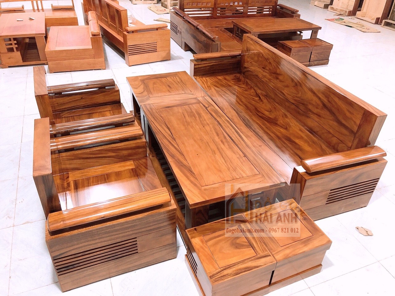 Khám phá hình ảnh bàn ghế gỗ tuyệt đẹp này, với chất liệu gỗ cao cấp và thiết kế đơn giản nhưng sang trọng, đảm bảo sẽ làm bạn vô cùng hài lòng. Hãy để cho không gian sống của bạn được trang trí thật ấn tượng và độc đáo với bàn ghế gỗ này.