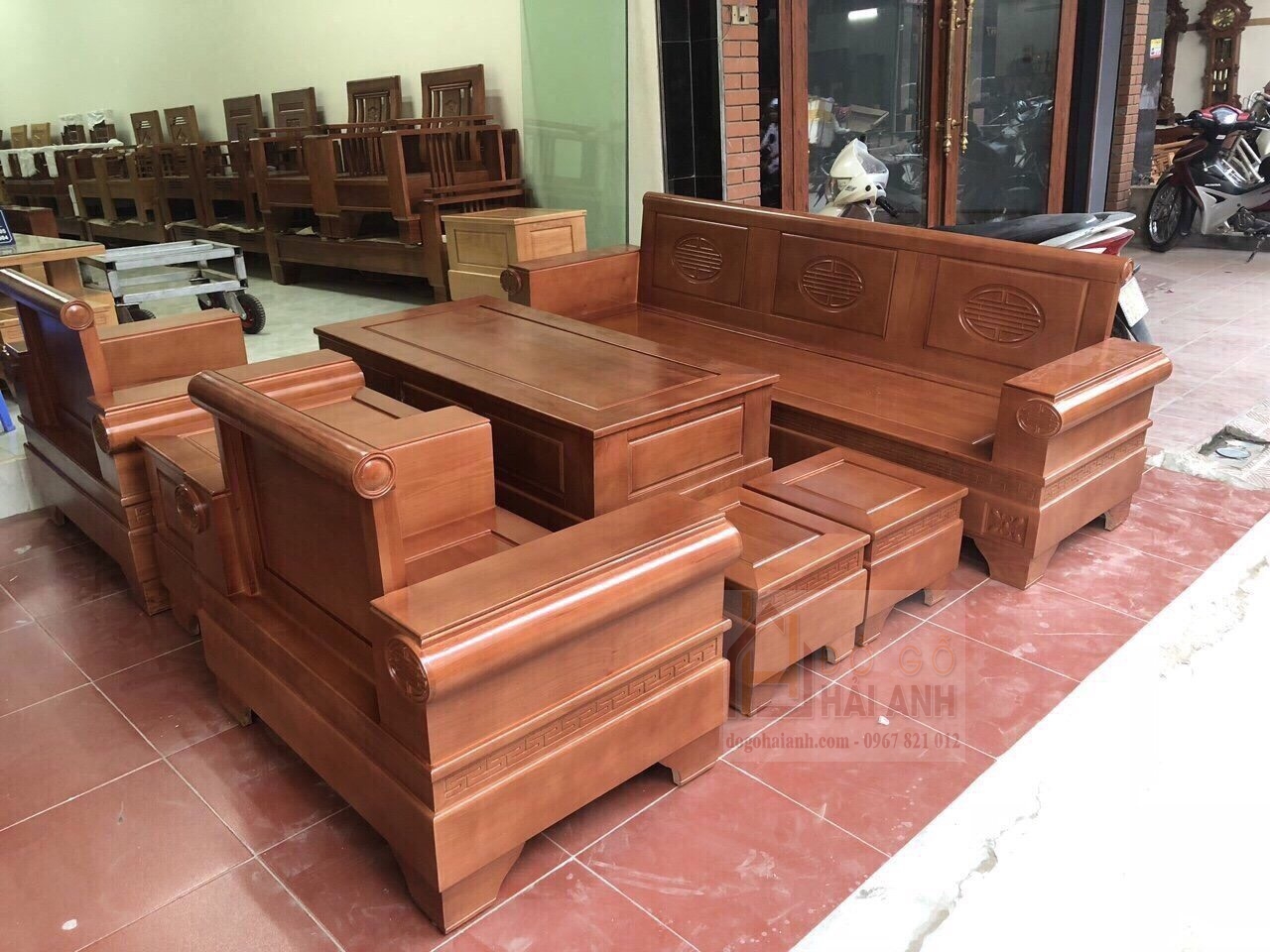 Bàn ghế phòng khách gỗ sồi Nga của chúng tôi mang đến sự sang trọng và đẳng cấp cho phòng khách của bạn. Với chất liệu gỗ sồi Nga cao cấp, sản phẩm của chúng tôi được chế tác tỉ mỉ, đảm bảo tính thẩm mỹ và độ bền của sản phẩm.