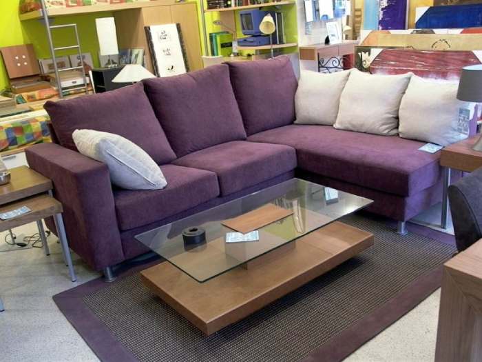 Sofa hình chữ L thường được đặt ở góc phòng, giúp tối ưu không gian