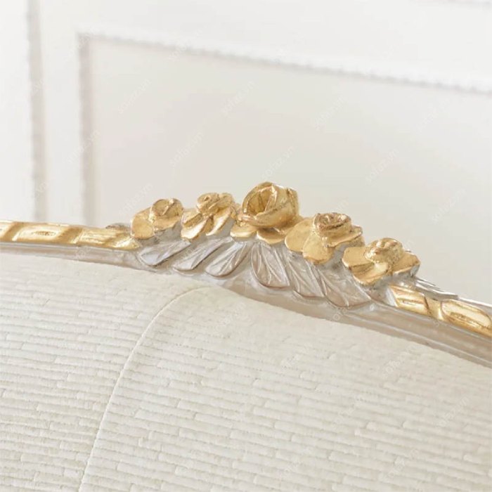 Chạm khắc tinh tế dát vàng làm điểm nhất cho sofa