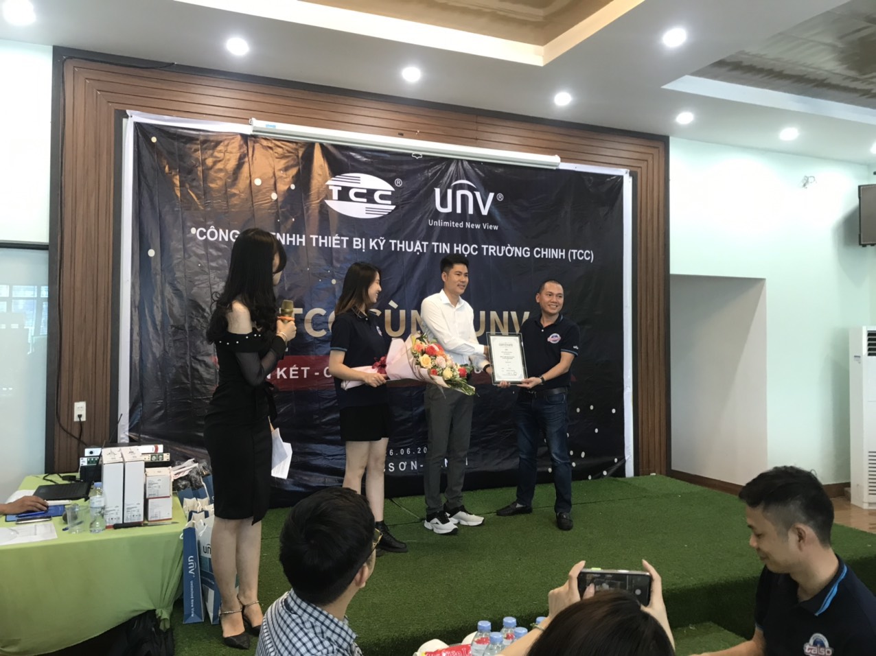 Uniview trao cho Trường Chinh chứng nhận NPP chiến lược