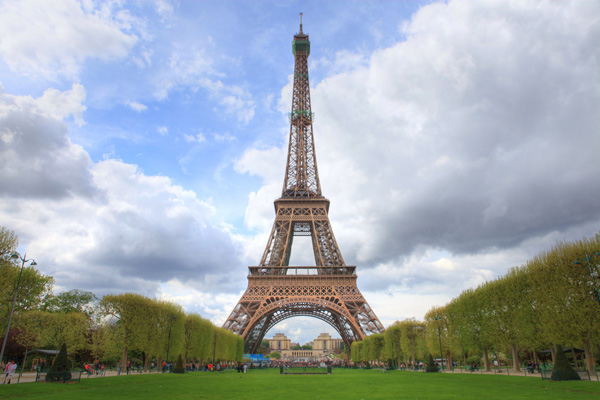Tháp Eiffel làm từ thép