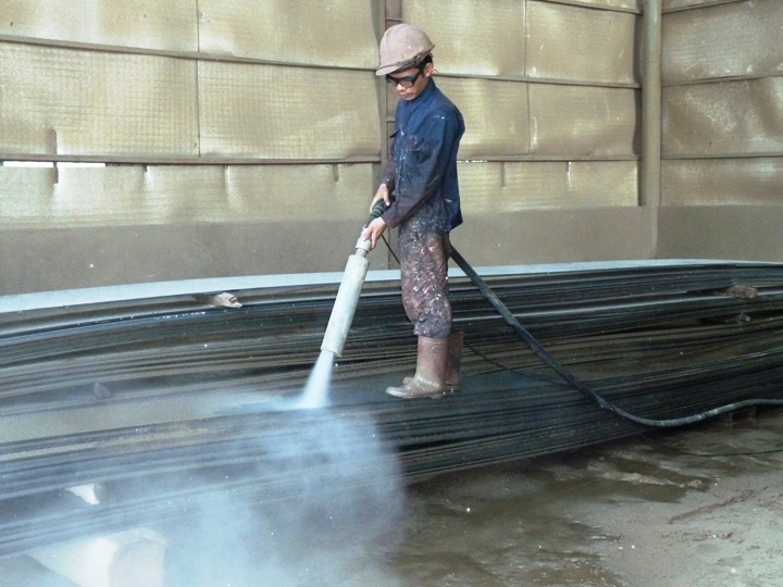 Việc vệ sinh sạch bề mặt vật liệu ảnh hưởng trực tiếp tới chất lượng sơn sau khi thi công sơn chống cháy
