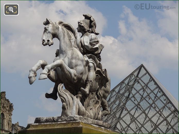 Tượng Chúa Vua Louis XIV tại Musee Du Louvre