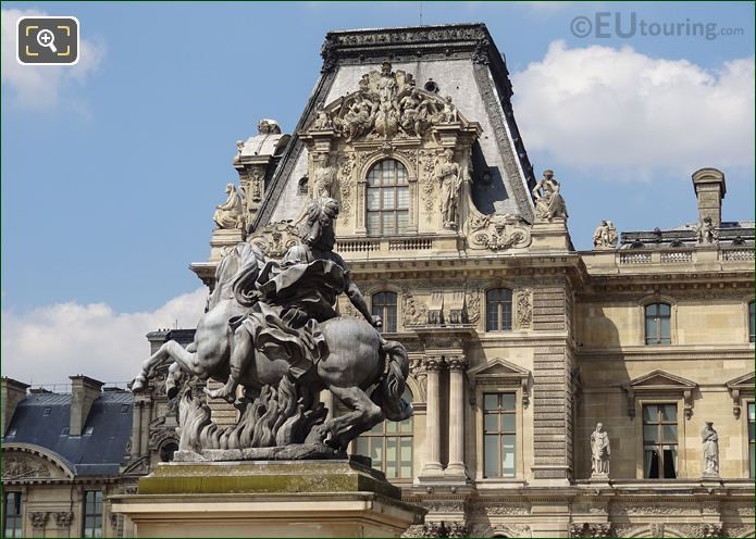 Bên tay trái của tượng vua Louis XIV Cưỡi ngựa