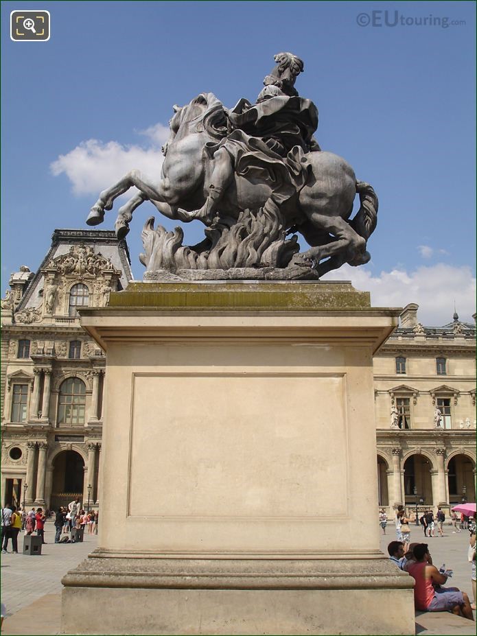 Tượng Chúa Vua Louis XIV Trên bệ của nó