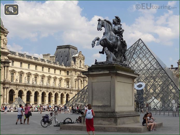 Tượng Nữ thần Vua Louis XIV với Kim tự tháp Louvre 2013