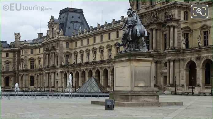 Mặt trước và bên phải của tượng vua Louis XIV Equestrian