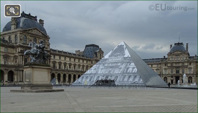 Tượng Nữ thần Vua Louis XIV với Bảo tàng Louvre IM Pei Pyramid 2016