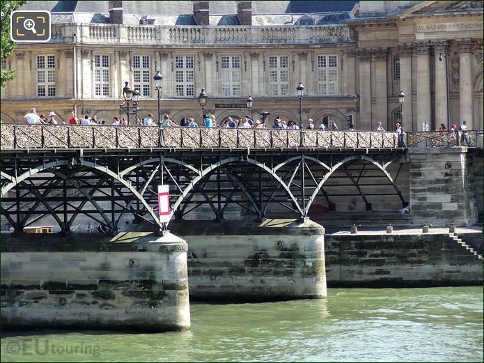 Cơ cấu Pont Des Arts với trụ cột hỗ trợ