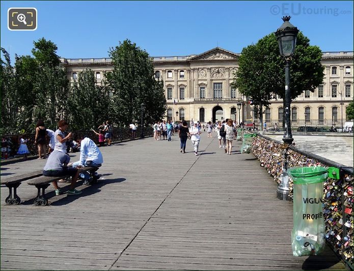 Pont Des Arts Nhìn về Bảo tàng Louvre