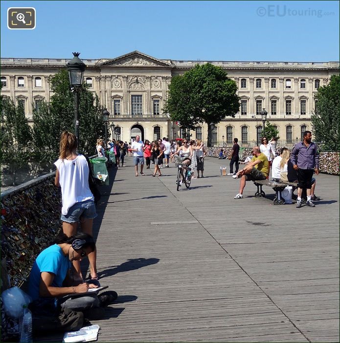 Cầu đi bộ Pont Des Arts
