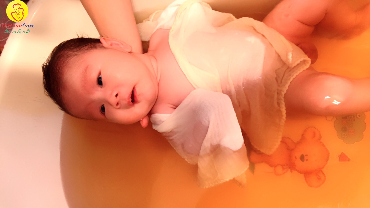 Dịch vụ tắm bé tại nhà của Vietsun care.