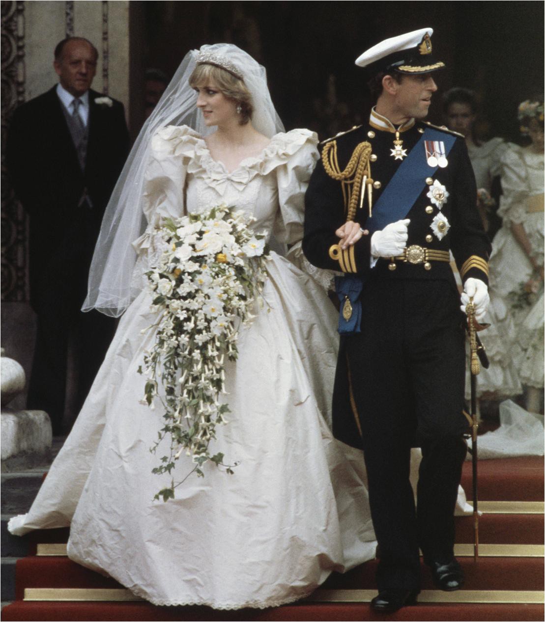 Công chúa Beatrice diện lại váy và vương miện của Nữ hoàng Elizabeth II  trong hôn lễ | Tập đoàn dệt may Việt Nam