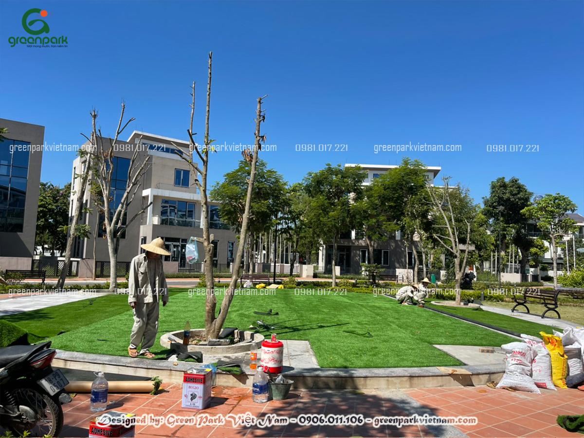 Đội kỹ thuật Green Park Việt Nam đang thi công cỏ nhân tạo cho sân chơi