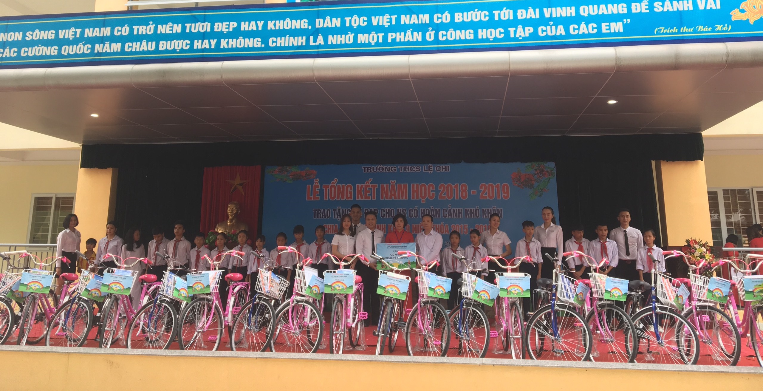 Hyundai Long Biên trao tặng xe đạp cho học sinh nghèo vượt khó Trường THCS Lệ Chi, Gia Lâm, Hà Nội