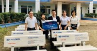 Hyundai Long Biên tặng trường PT-CS Hy Vọng 10 chiếc ghế đá