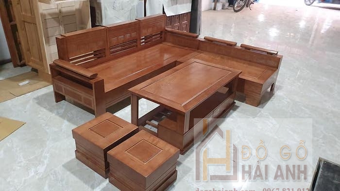 Bàn ghế gỗ phòng khách 7 triệu SG02 được làm từ gỗ tự nhiên với độ bền cao và thiết kế tinh tế, độc đáo. Với giá cả hợp lý, đây là sự lựa chọn thông minh cho những người yêu thích nét đẹp cổ điển mà vẫn đầy phong cách.