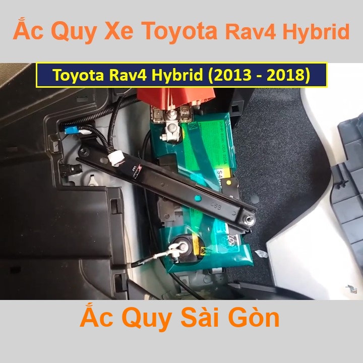 Vị trí bình ắc quy xe Toyota RAV4 Hybrid (2013 - 2018) nằm ở cốp sau, bình nằm dọc dưới sàn phía bên tài.