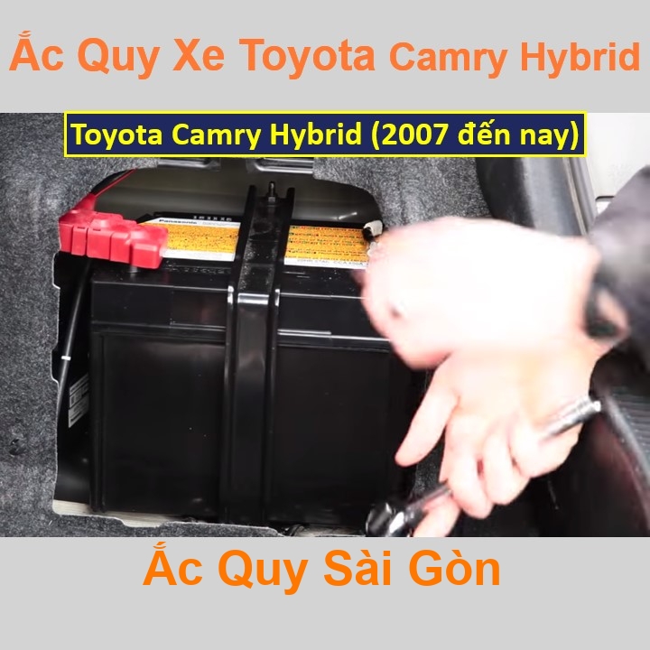 Vị trí bình ắc quy Toyota Camry Hybrid nằm ở cốp sau, bình nằm dọc bên cốp phải.