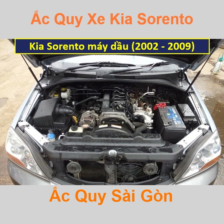 Vị trí bình ắc quy Kia Sorento máy dầu (2002 - 2009) ở dưới nắp ca pô, bình nằm dọc, phía trước, bên tài.