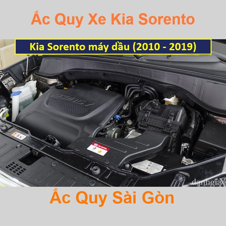 Vị trí bình ắc quy Kia Sorento máy dầu (2010 - 2019) ở dưới nắp ca pô, bình nằm ngang, phía trước, bên tài.