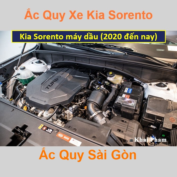 Vị trí bình ắc quy Kia Sorento máy dầu (2021 đến nay) ở dưới nắp ca pô, bình nằm dọc, phía sau máy, bên tài.