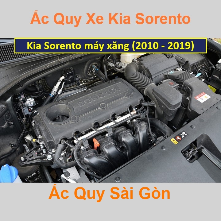 Vị trí bình ắc quy Kia Kia Sorento máy xăng (2010 - 2019) ở dưới nắp ca pô, bình nằm ngang, phía trước, bên tài.