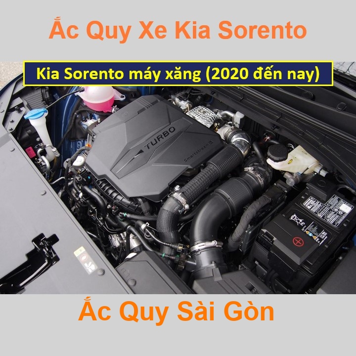 Vị trí bình ắc quy Kia Sorento máy xăng (2020 đến nay) ở dưới nắp ca pô, bình nằm dọc, phía sau, bên tài.