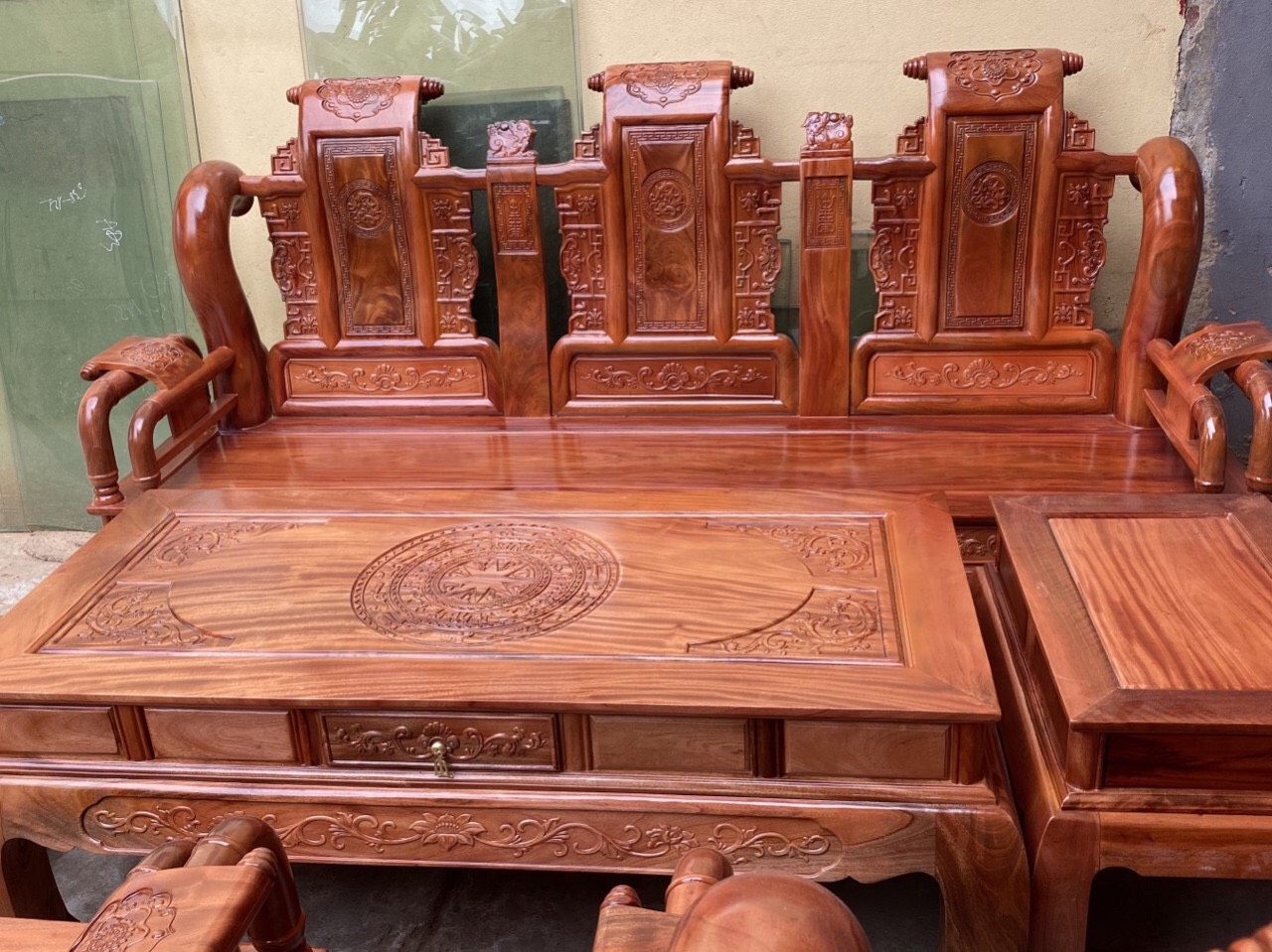 Bộ bàn ghế Tần Thủy Hoàng - một trong những bộ sưu tập nội thất sang trọng và đẳng cấp với kiểu dáng hoàng gia. Lấy cảm hứng từ nội thất cổ điển, bộ bàn ghế Tần Thủy Hoàng sẽ mang đến cho bạn sự trọng lượng trong không gian phòng khách của bạn. Hãy xem những món đồ gỗ này để tận hưởng vẻ đẹp cổ điển nhưng vẫn rất hiện đại.