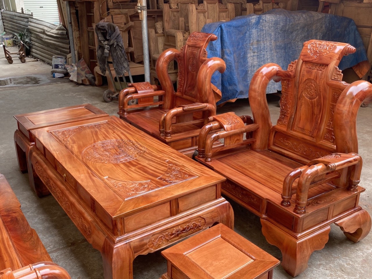 Bộ bàn ghế Tần Thủy Hoàng gỗ xà cừ: Bộ bàn ghế Tần Thủy Hoàng gỗ xà cừ là một tuyệt phẩm của nghệ thuật mộc. Với sự kết hợp hoàn hảo giữa chất liệu gỗ xà cừ cứng cáp và thiết kế tinh xảo, bộ bàn ghế này là một lựa chọn hoàn hảo cho những ai ưa thích phong cách cổ điển. Đến với đồ gỗ Mộc Xưa, bạn sẽ được sở hữu sản phẩm cao cấp, chất lượng và đẳng cấp.